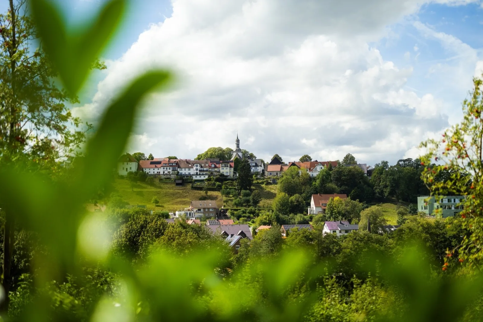 Ruhige Fewo "Giebelzauber" – 2 Schlafzimmer, eigene Terrasse, WLAN, Waschtrockner & kostenlose Parkplätze