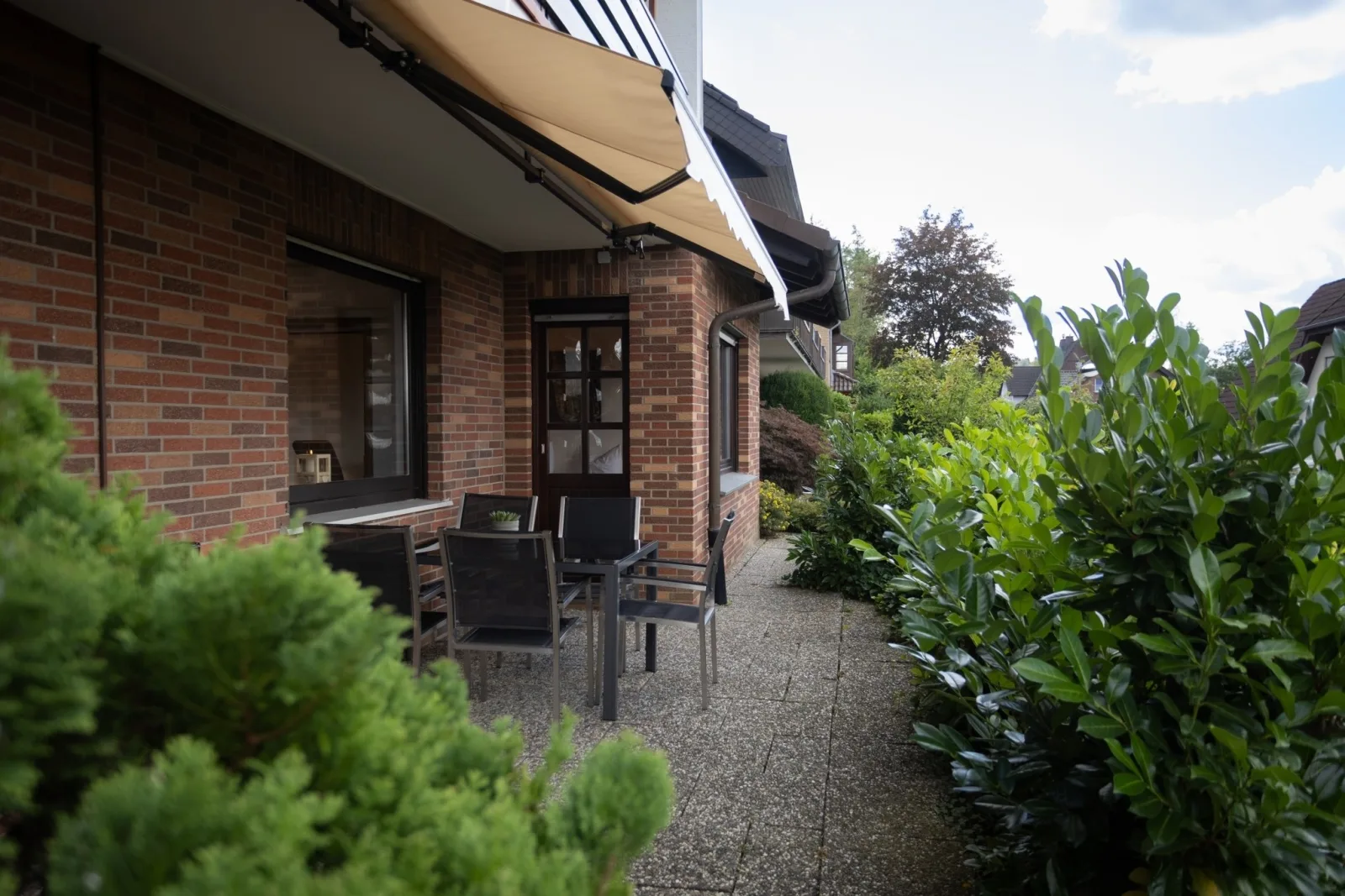 Ruhige Fewo "Giebelzauber" – 2 Schlafzimmer, eigene Terrasse, WLAN, Waschtrockner & kostenlose Parkplätze