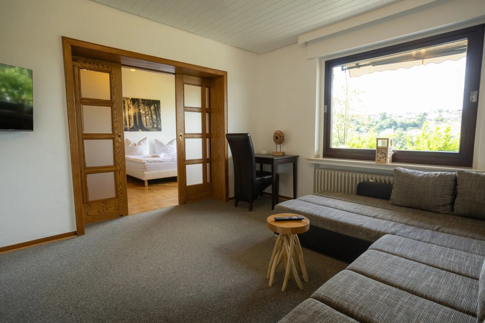 Ruhige Fewo "Giebelzauber" – 2 Schlafzimmer, eigene Terrasse, WLAN, Waschtrockner & kostenlose Parkplätze