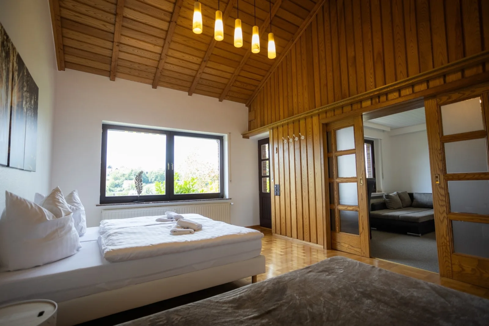 Ruhige Fewo "Giebelzauber" – 2 Schlafzimmer, eigene Terrasse, WLAN, Waschtrockner & kostenlose Parkplätze
