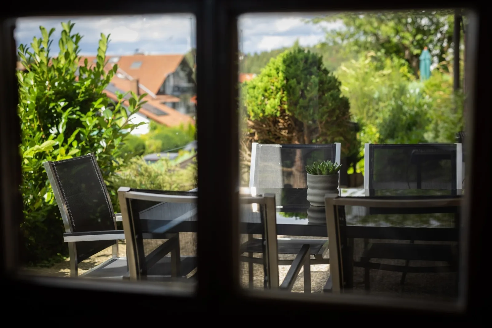 Ruhige Fewo "Giebelzauber" – 2 Schlafzimmer, eigene Terrasse, WLAN, Waschtrockner & kostenlose Parkplätze