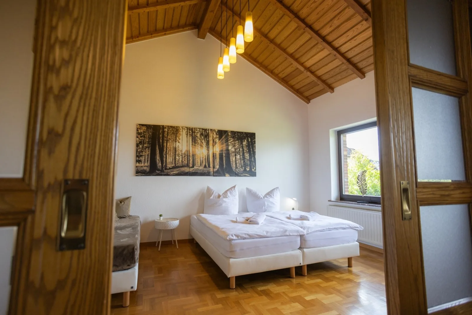 Ruhige Fewo "Giebelzauber" – 2 Schlafzimmer, eigene Terrasse, WLAN, Waschtrockner & kostenlose Parkplätze
