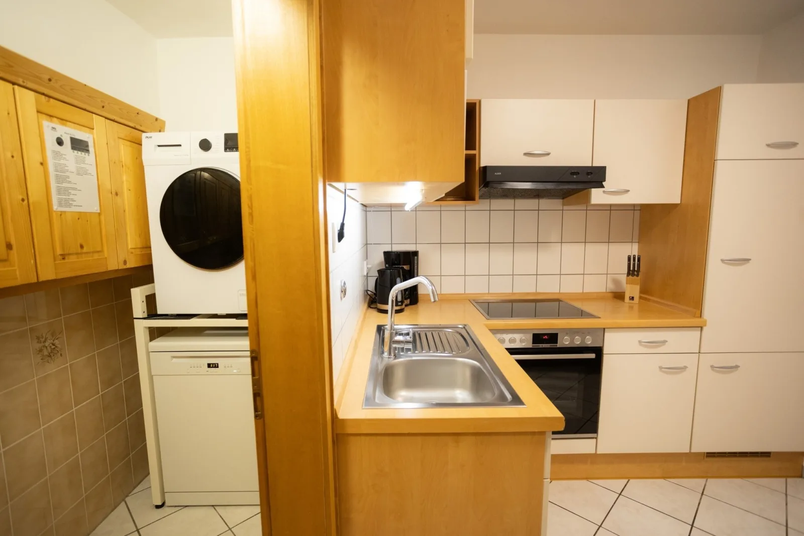 Ruhige Fewo "Giebelzauber" – 2 Schlafzimmer, eigene Terrasse, WLAN, Waschtrockner & kostenlose Parkplätze