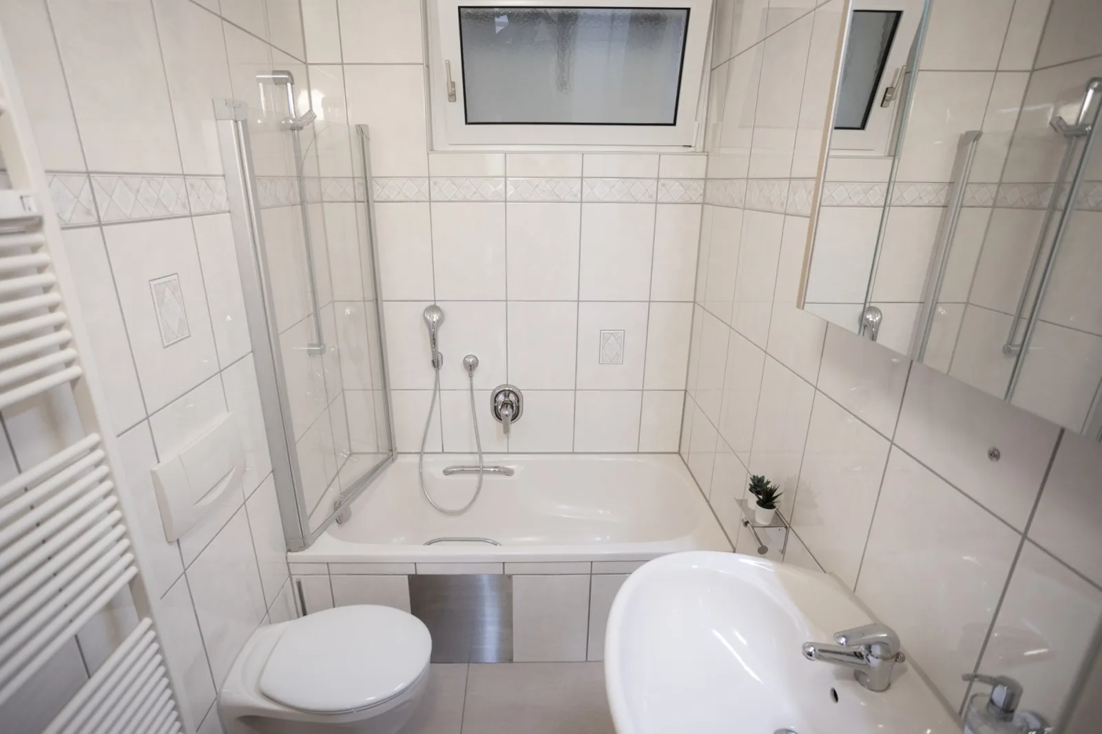Ruhige Fewo "Giebelzauber" – 2 Schlafzimmer, eigene Terrasse, WLAN, Waschtrockner & kostenlose Parkplätze