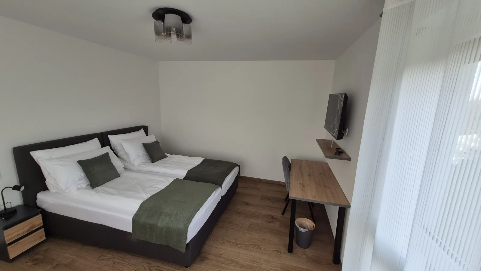 Doppel-/Zweibettzimmer mit Küche und großem Wintergarten