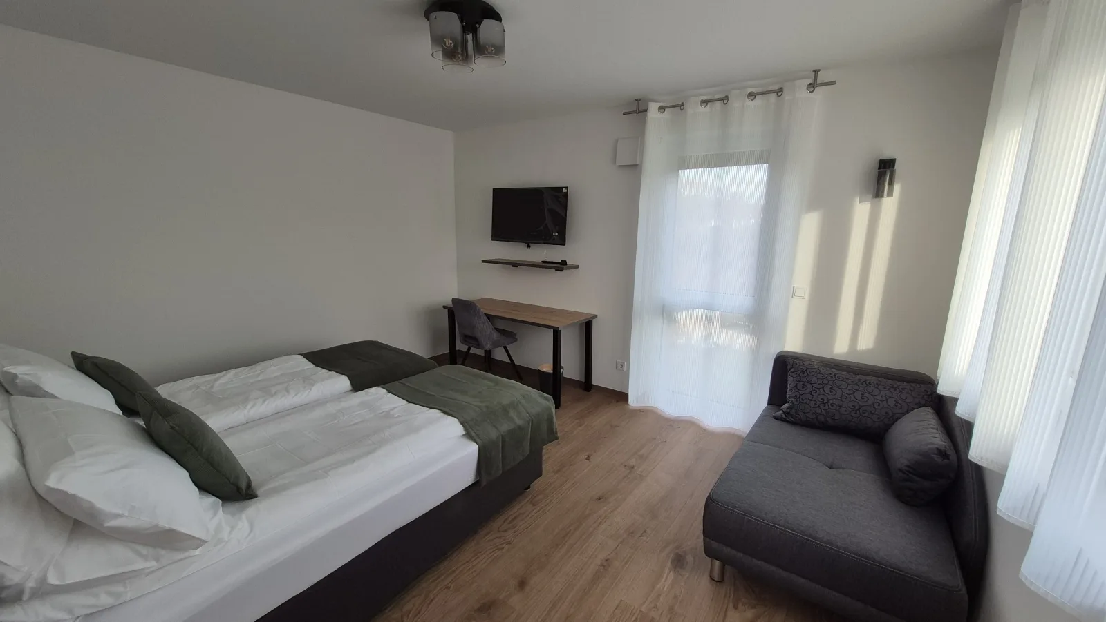 Doppel-/Zweibettzimmer mit Küche und großem Wintergarten