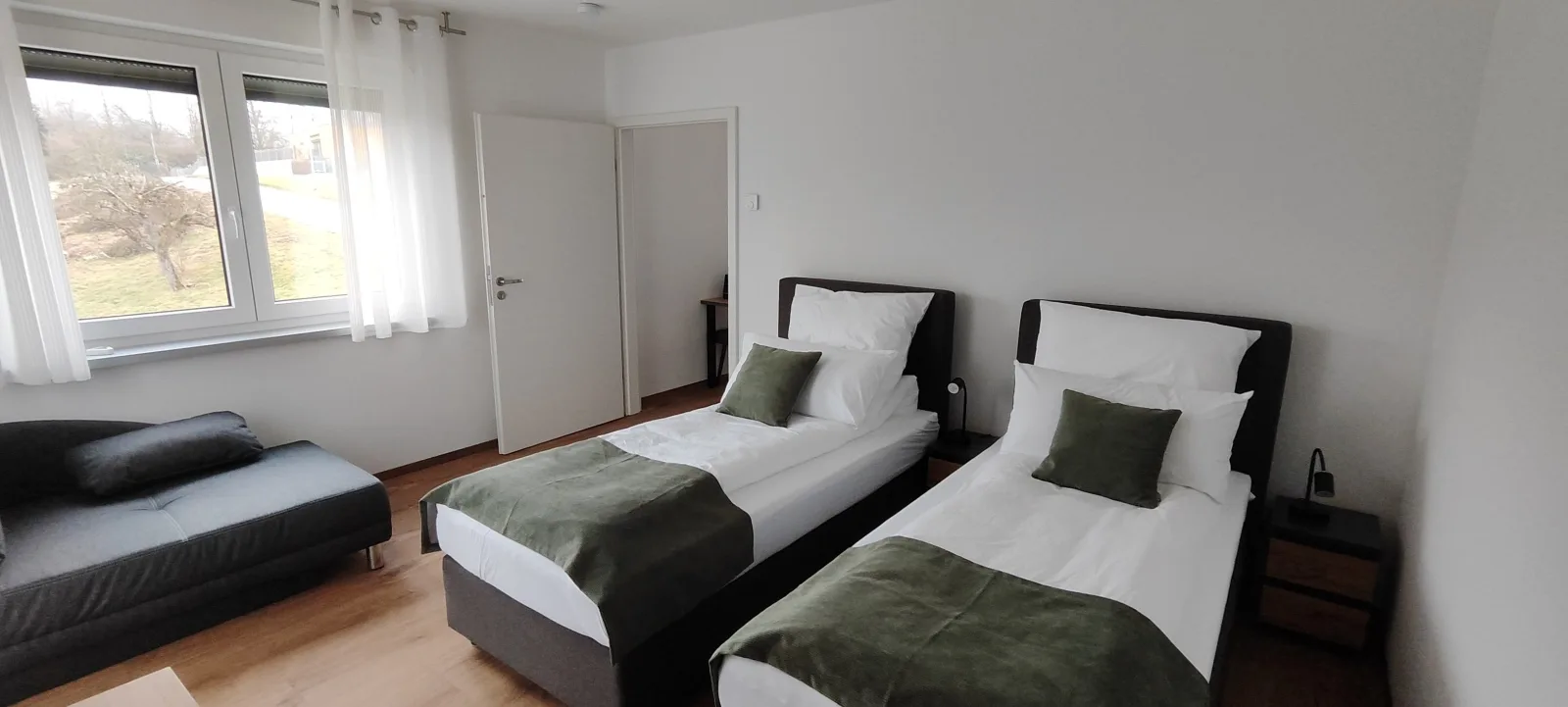 Doppel-/Zweibettzimmer mit Küche und großem Wintergarten
