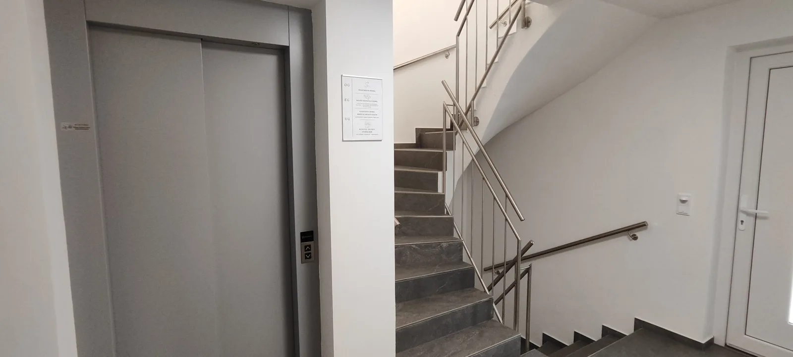 Doppel-/Zweibettzimmer mit Küche und großem Wintergarten