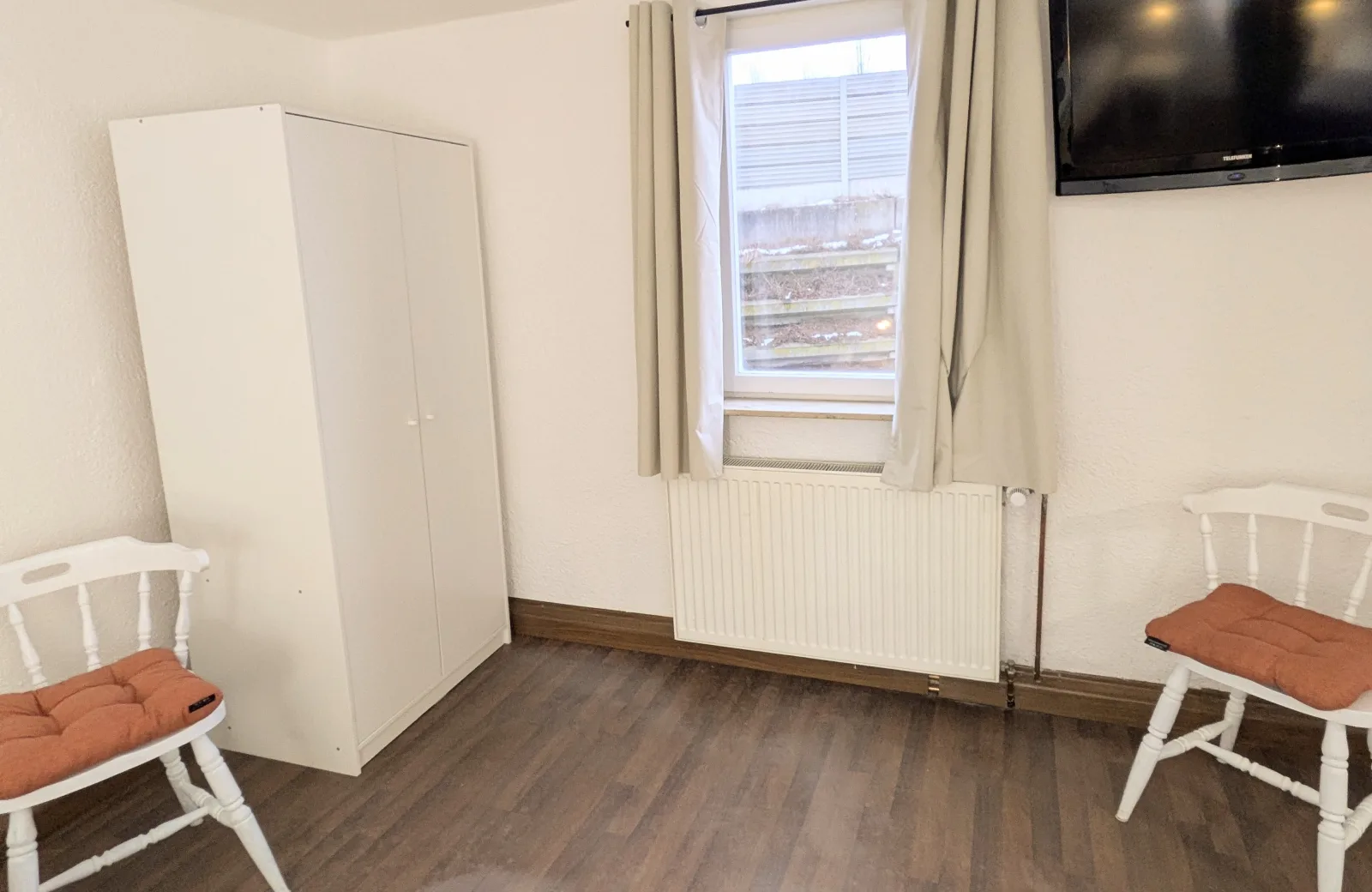 Ferienwohnung Orange 1.OG Kassel: 1-4 Betten | Zentral & Ruhig | 3 Min. zur Tram und Zug