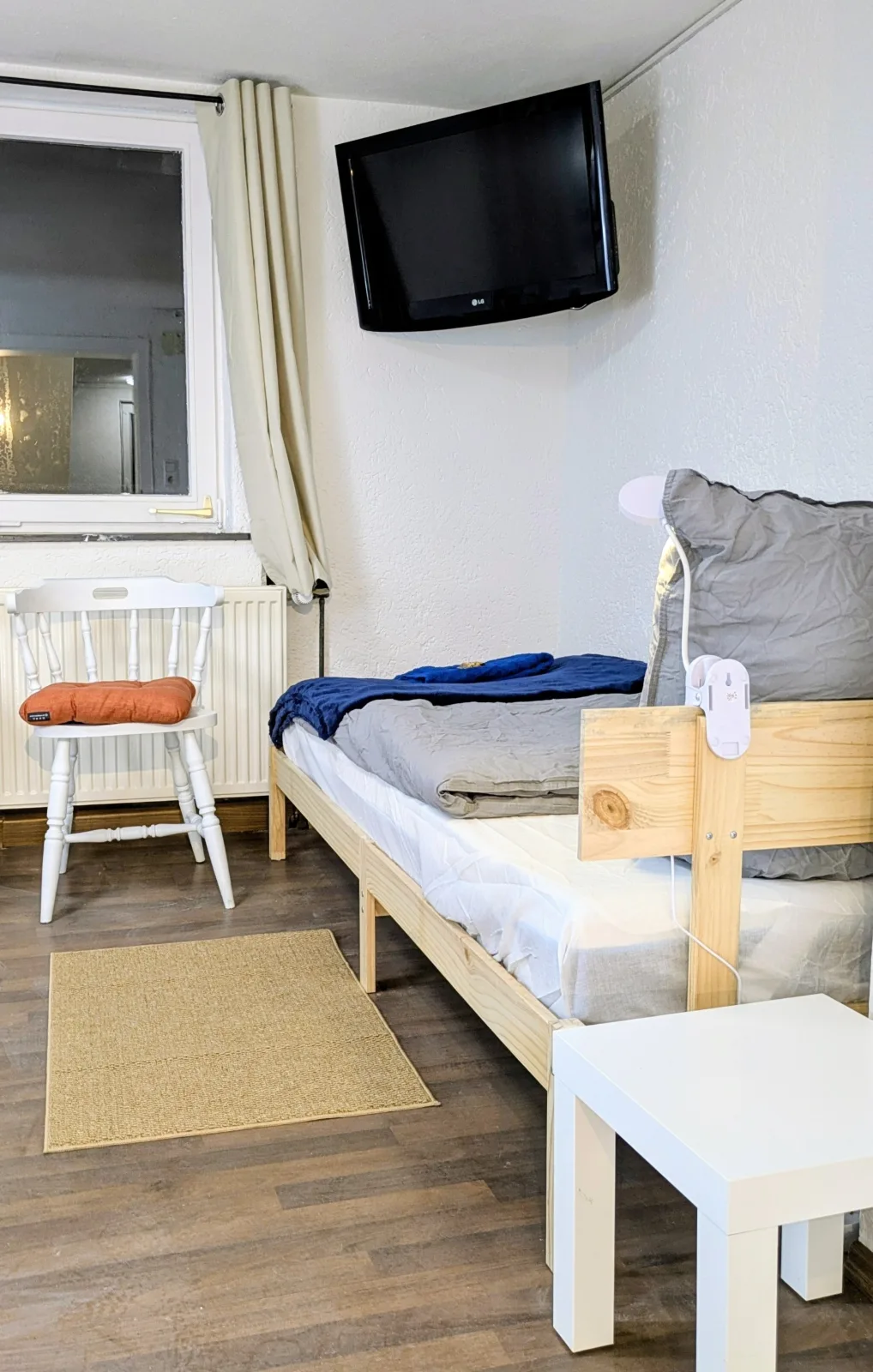 Ferienwohnung Orange 1.OG Kassel: 1-4 Betten | Zentral & Ruhig | 3 Min. zur Tram und Zug