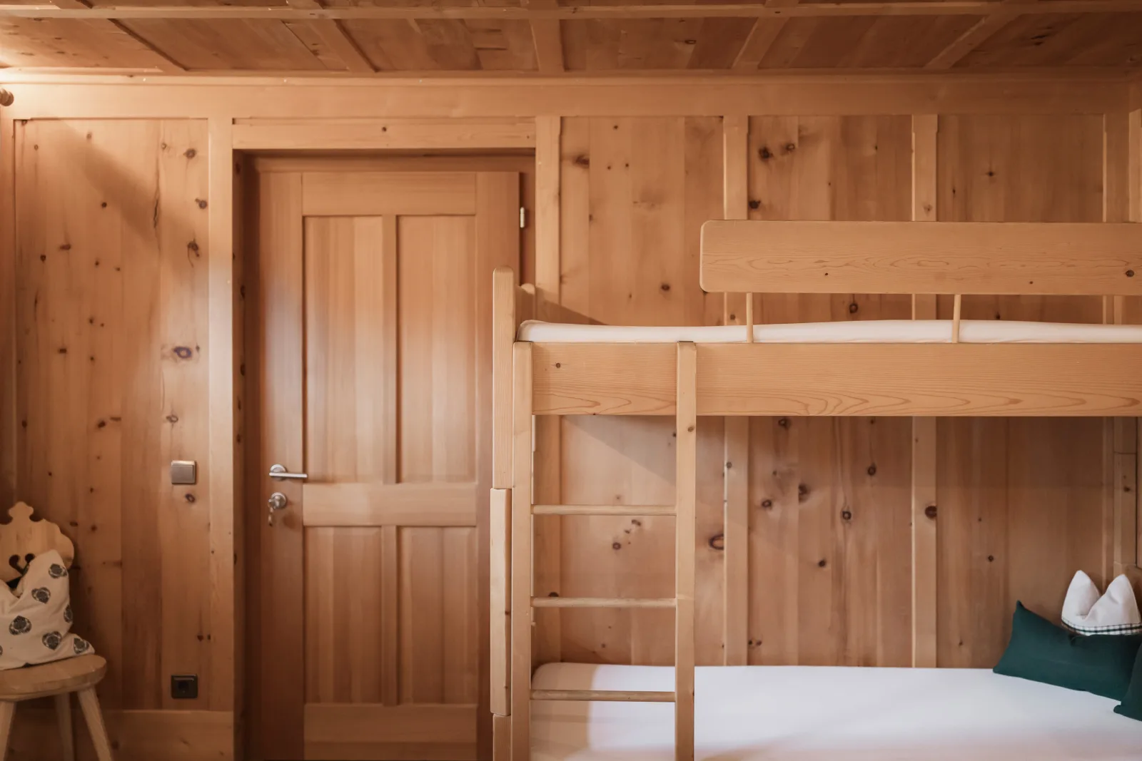 Familienfreundliches Mehrbettzimmer am Bauernhof mit Frühstück & Hoftieren, Zirm
