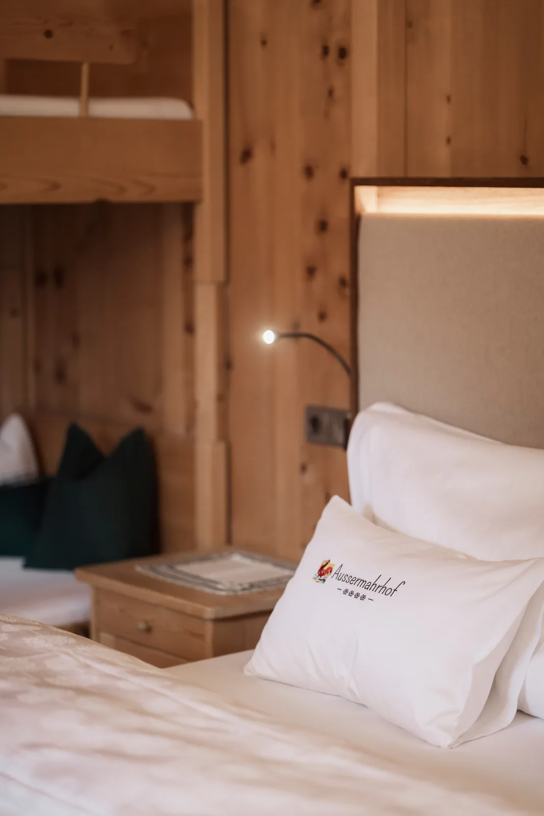 Familienfreundliches Mehrbettzimmer am Bauernhof mit Frühstück & Hoftieren, Zirm