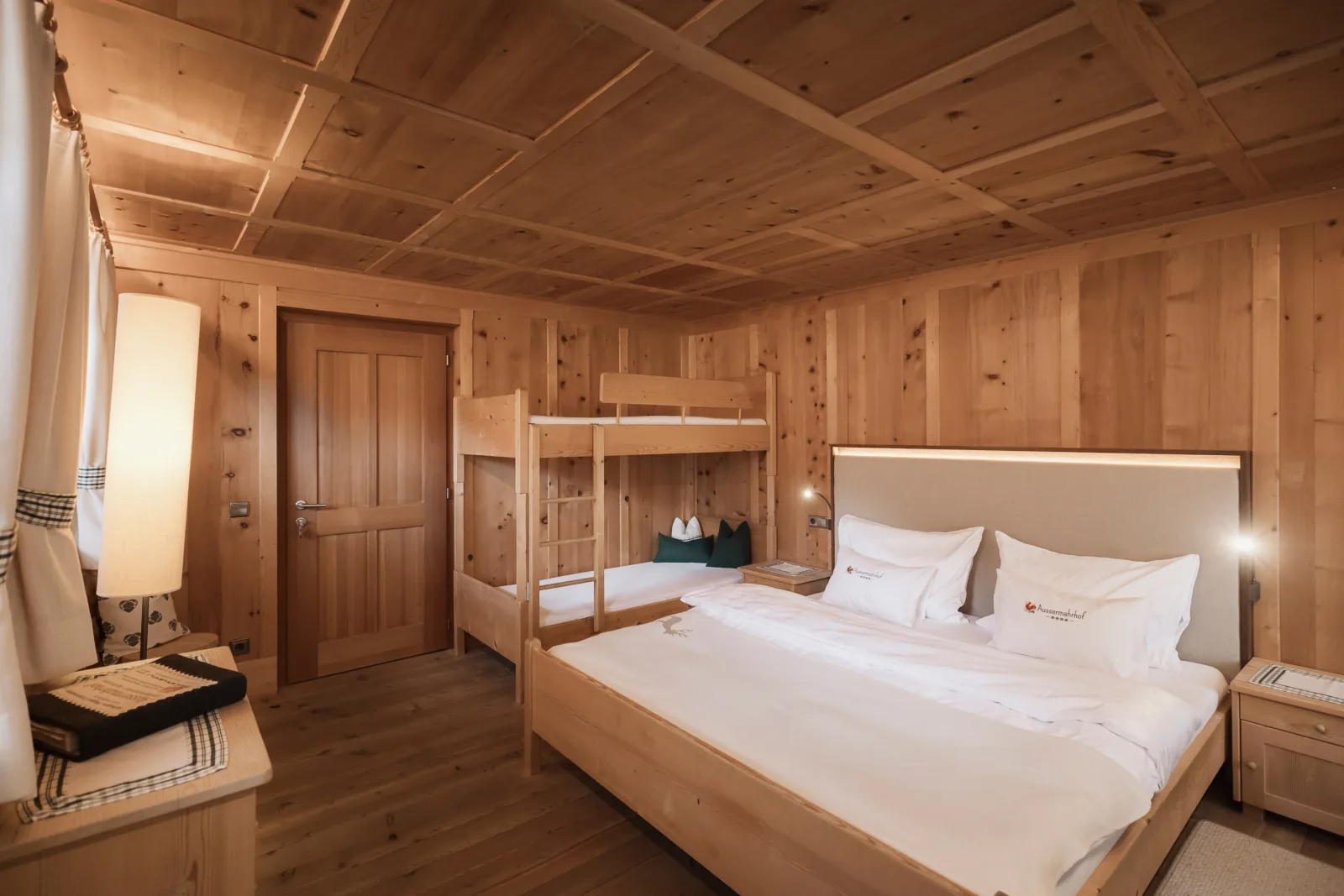 Familienfreundliches Mehrbettzimmer am Bauernhof mit Frühstück & Hoftieren, Zirm