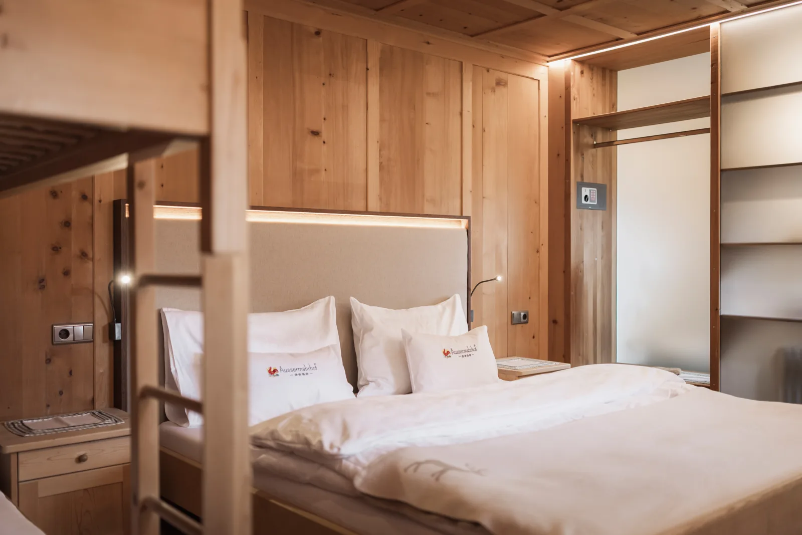 Familienfreundliches Mehrbettzimmer am Bauernhof mit Frühstück & Hoftieren, Zirm