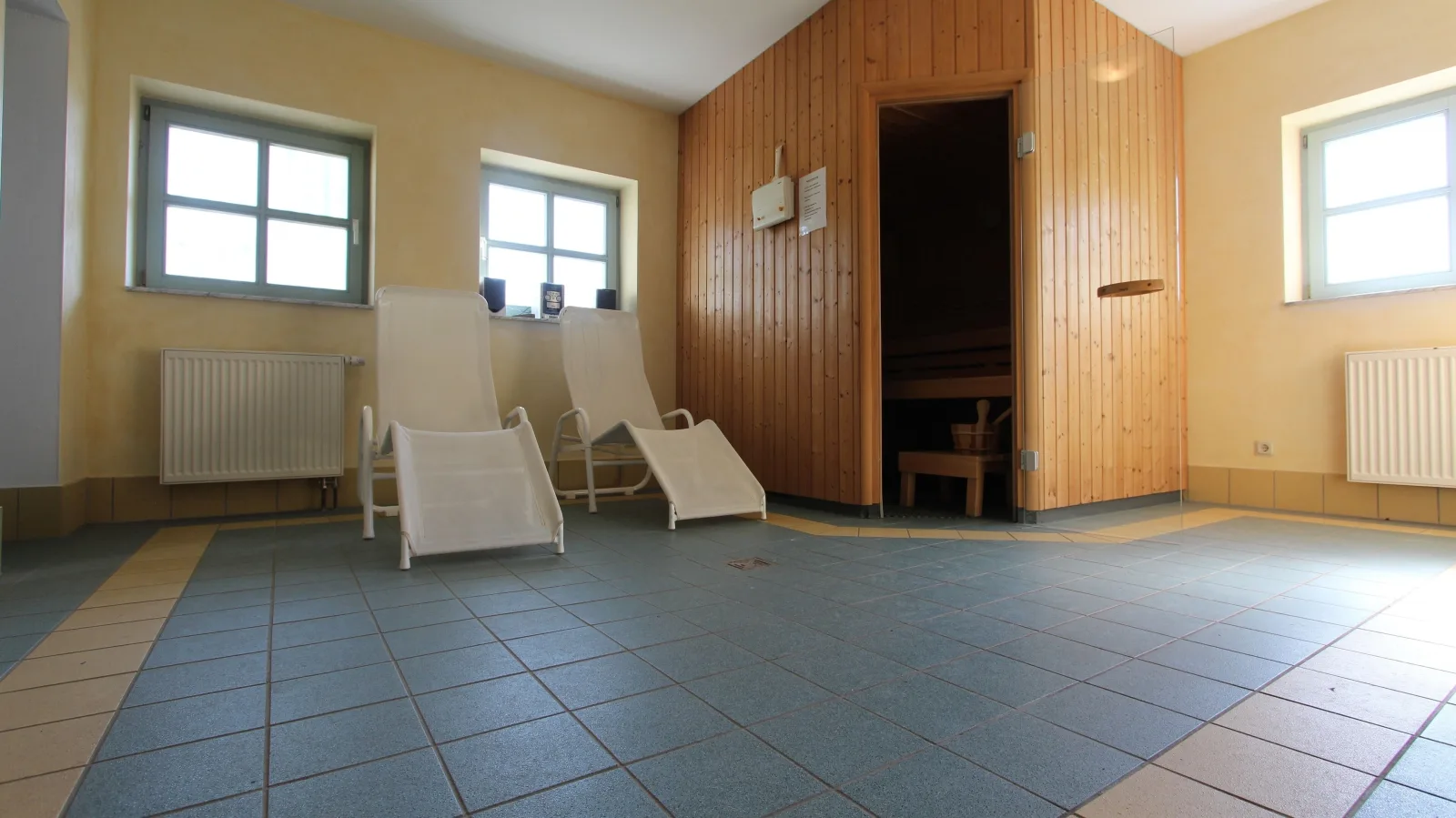Ferienhaus Südstrand**** Blick bis zur Ostsee, Schwimmbadnutzung, Sauna,4-5 Fuß Minuten zum Strand