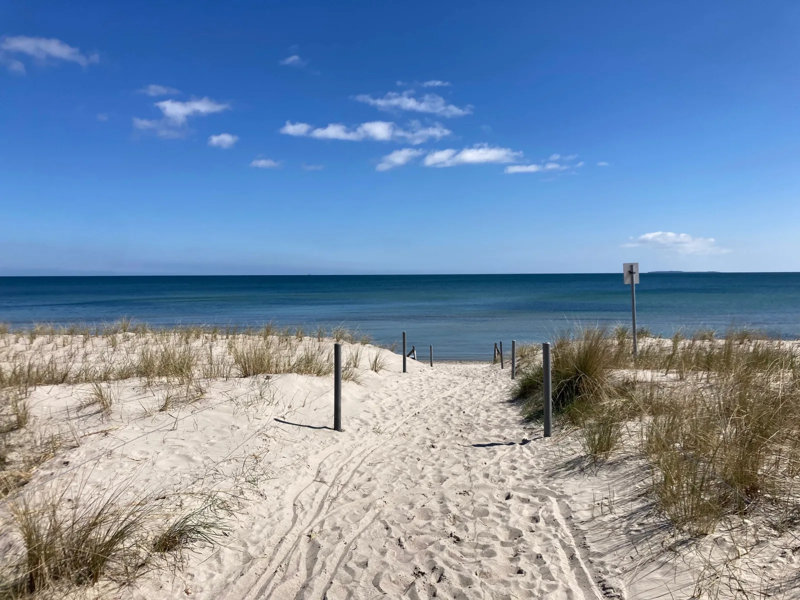 Ferienhaus Südstrand**** Blick bis zur Ostsee, Schwimmbadnutzung, Sauna,4-5 Fuß Minuten zum Strand