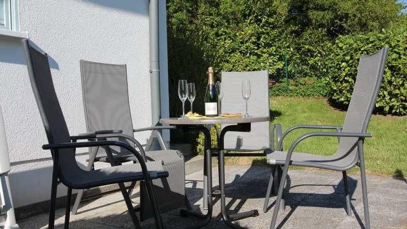 Ferienhaus Südstrand**** Blick bis zur Ostsee, Schwimmbadnutzung, Sauna,4-5 Fuß Minuten zum Strand
