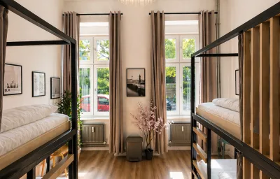 Privates Vierbettzimmer mit modernem Design (Berlin Sleep Club)