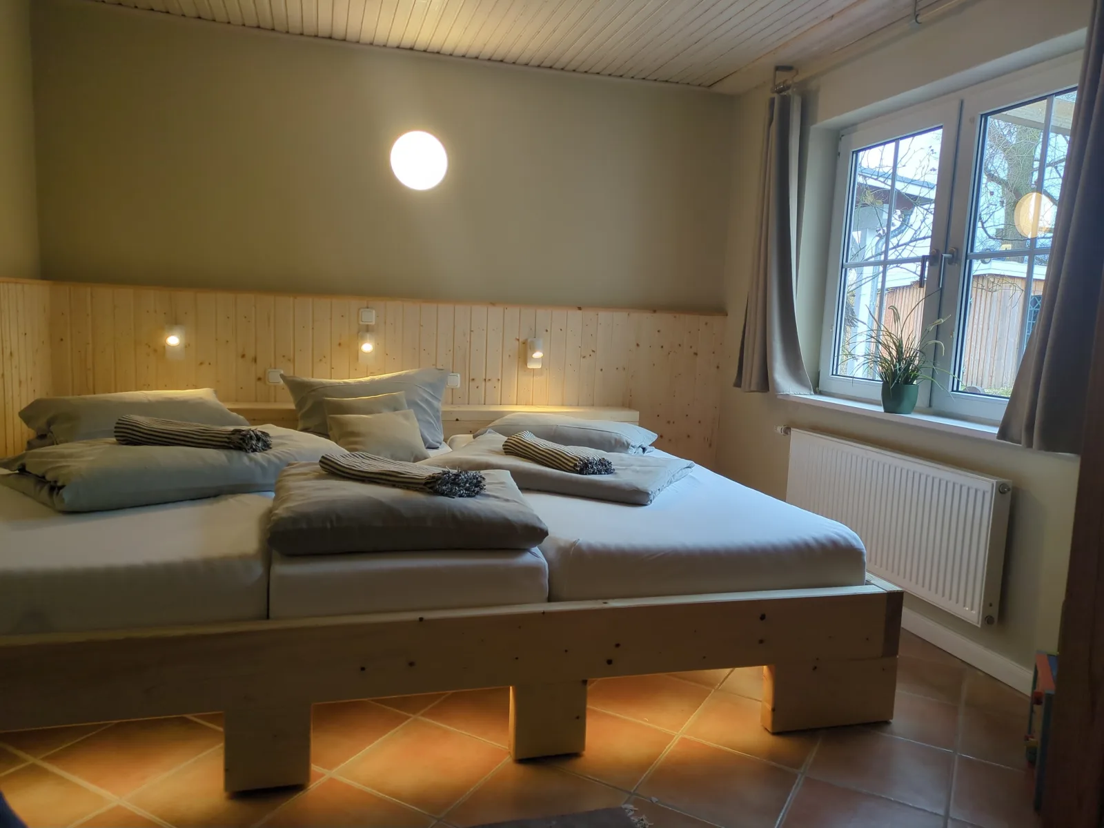 Erdgeschoss, überdachte Terrasse, Familienbett, Holzfußboden