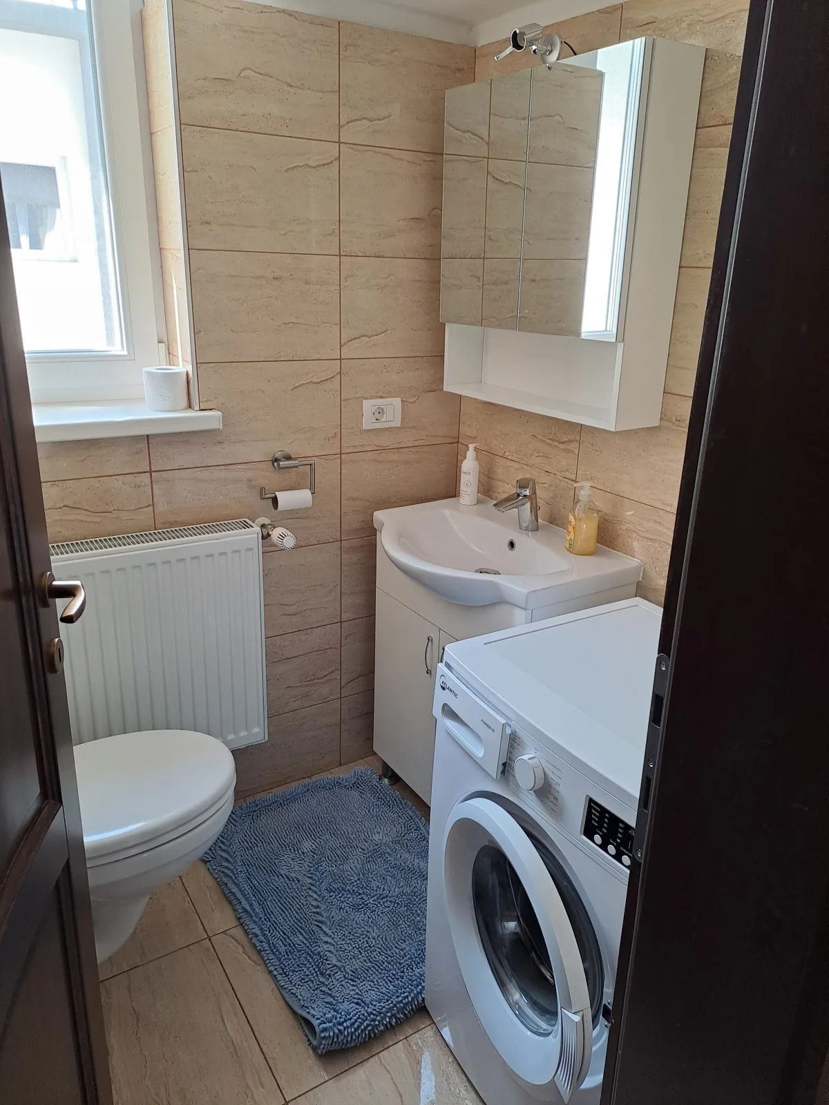 Voll ausgestattete Monteur- Ferienwohnung direkt an der Raffinerie Leuna in einer Villa mit kleinem Balkon