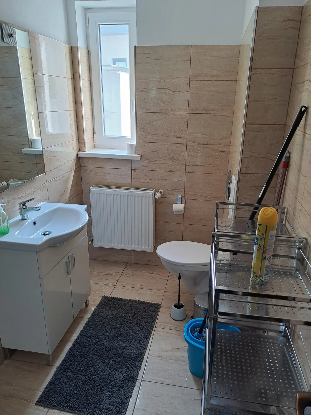 Voll ausgestattete Monteur- Ferienwohnung direkt an der Raffinerie Leuna in einer Villa mit kleinem Balkon