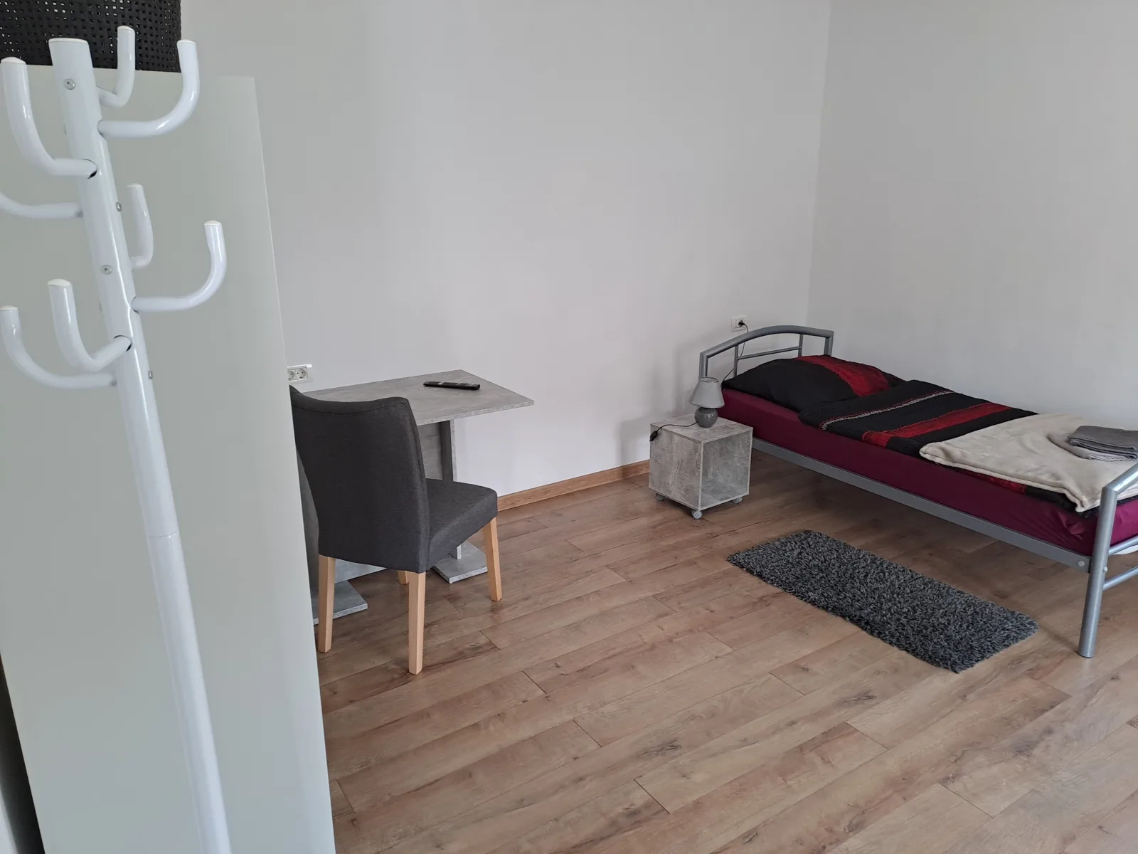Voll ausgestattete Monteur- Ferienwohnung direkt an der Raffinerie Leuna in einer Villa mit kleinem Balkon