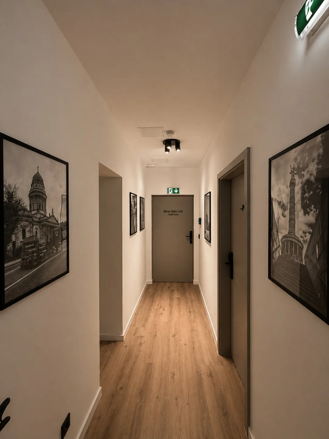 Privates Dreibettzimmer mit modernem Design (Berlin Sleep Club)