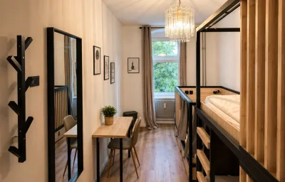Privates Dreibettzimmer mit modernem Design (Berlin Sleep Club)