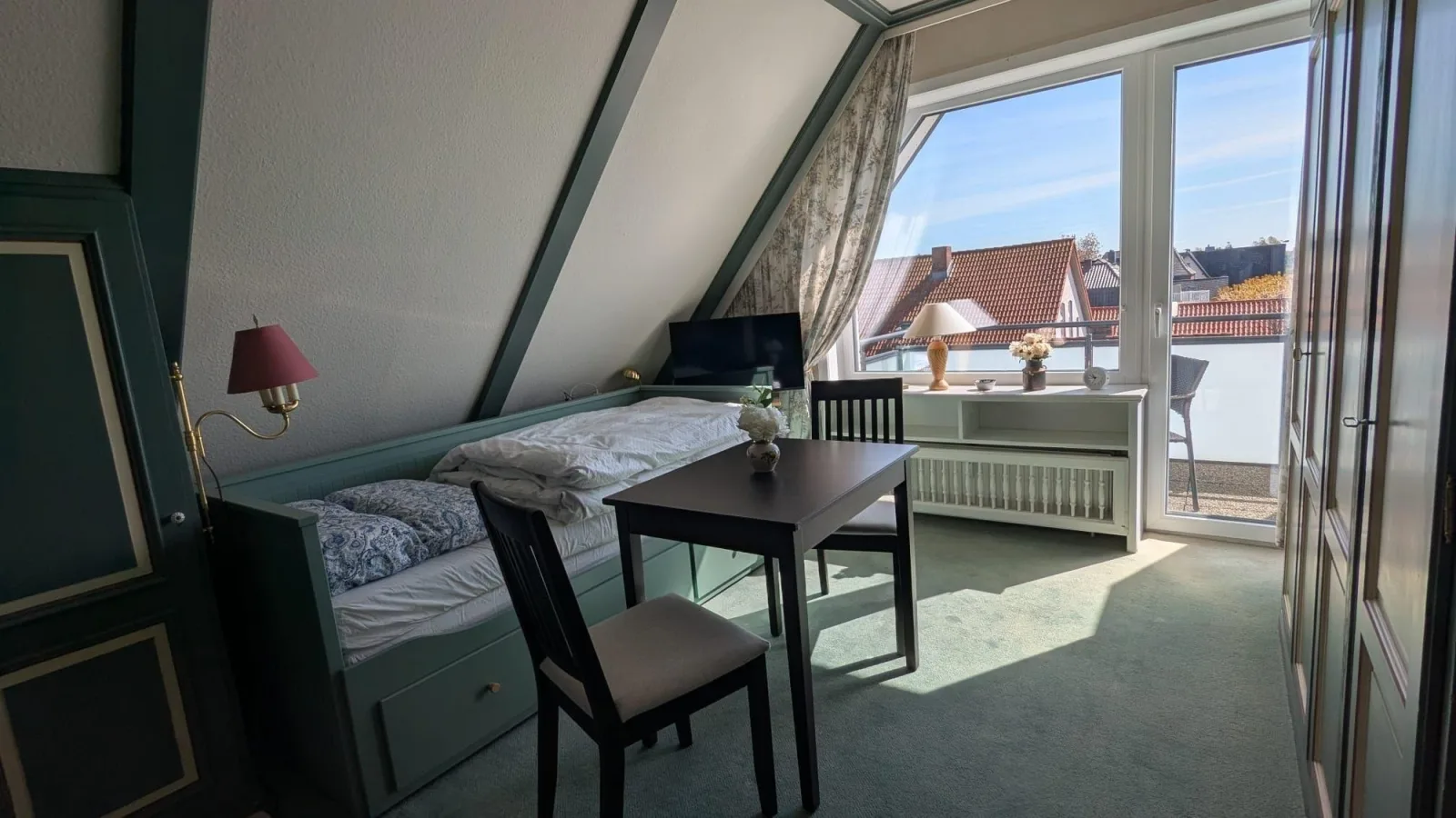 Mini-Wohnung mit Dachschräge im friesischen Stil
