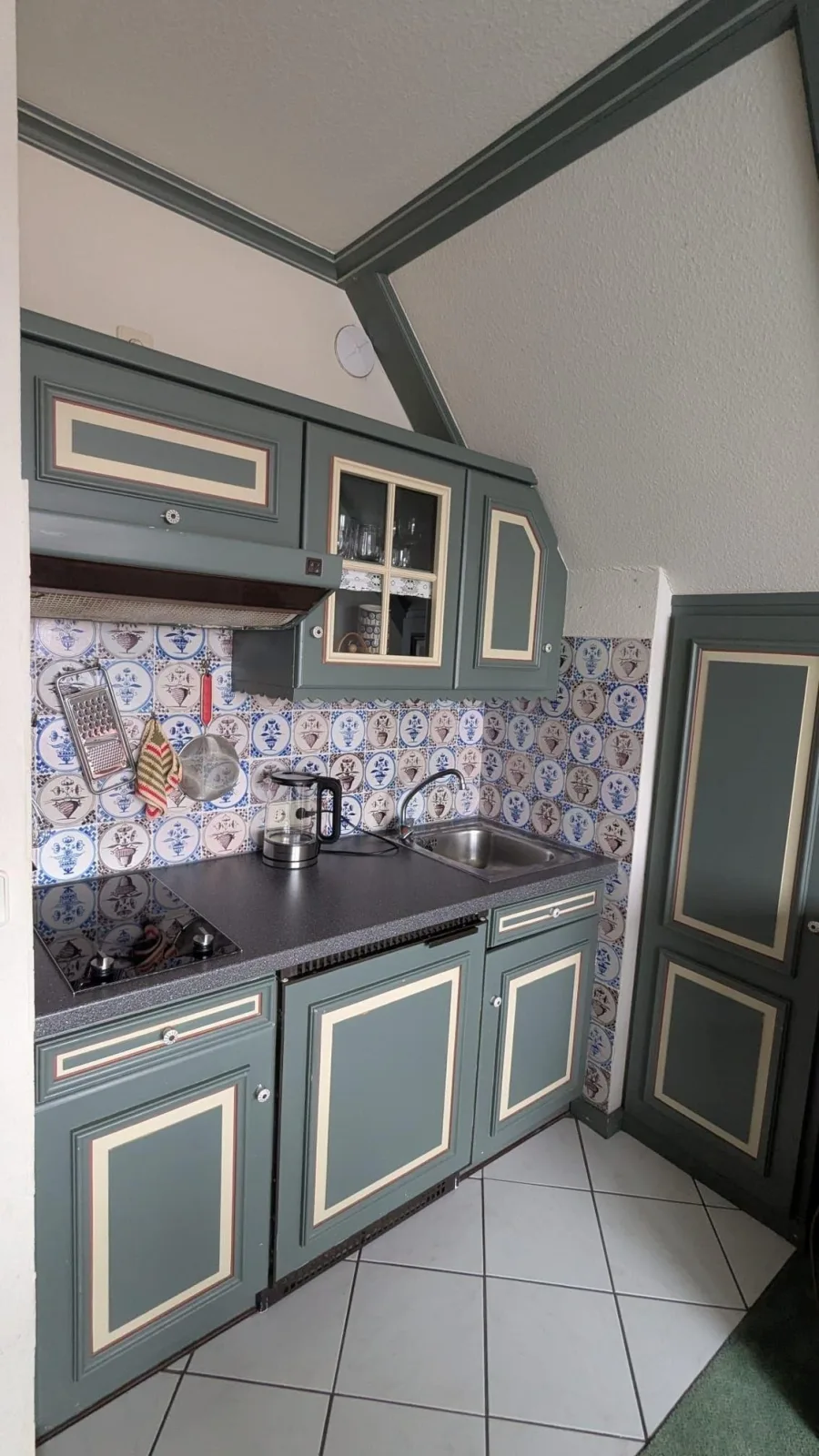 Mini-Wohnung mit Dachschräge im friesischen Stil