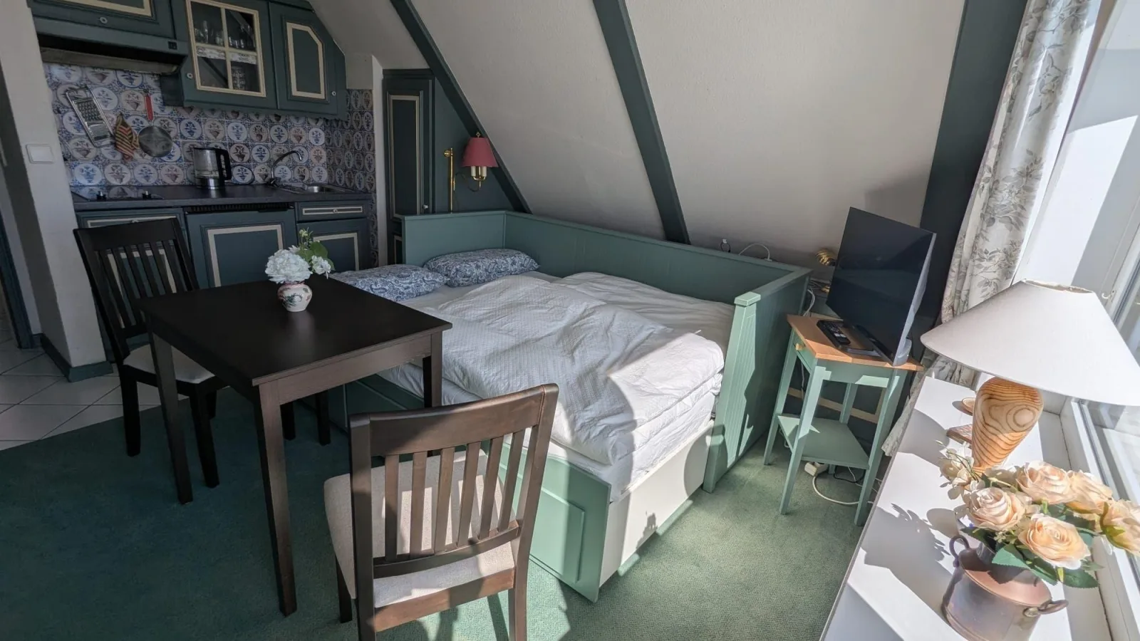 Mini-Wohnung mit Dachschräge im friesischen Stil