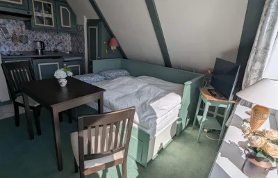 Mini-Wohnung mit Dachschräge im friesischen Stil