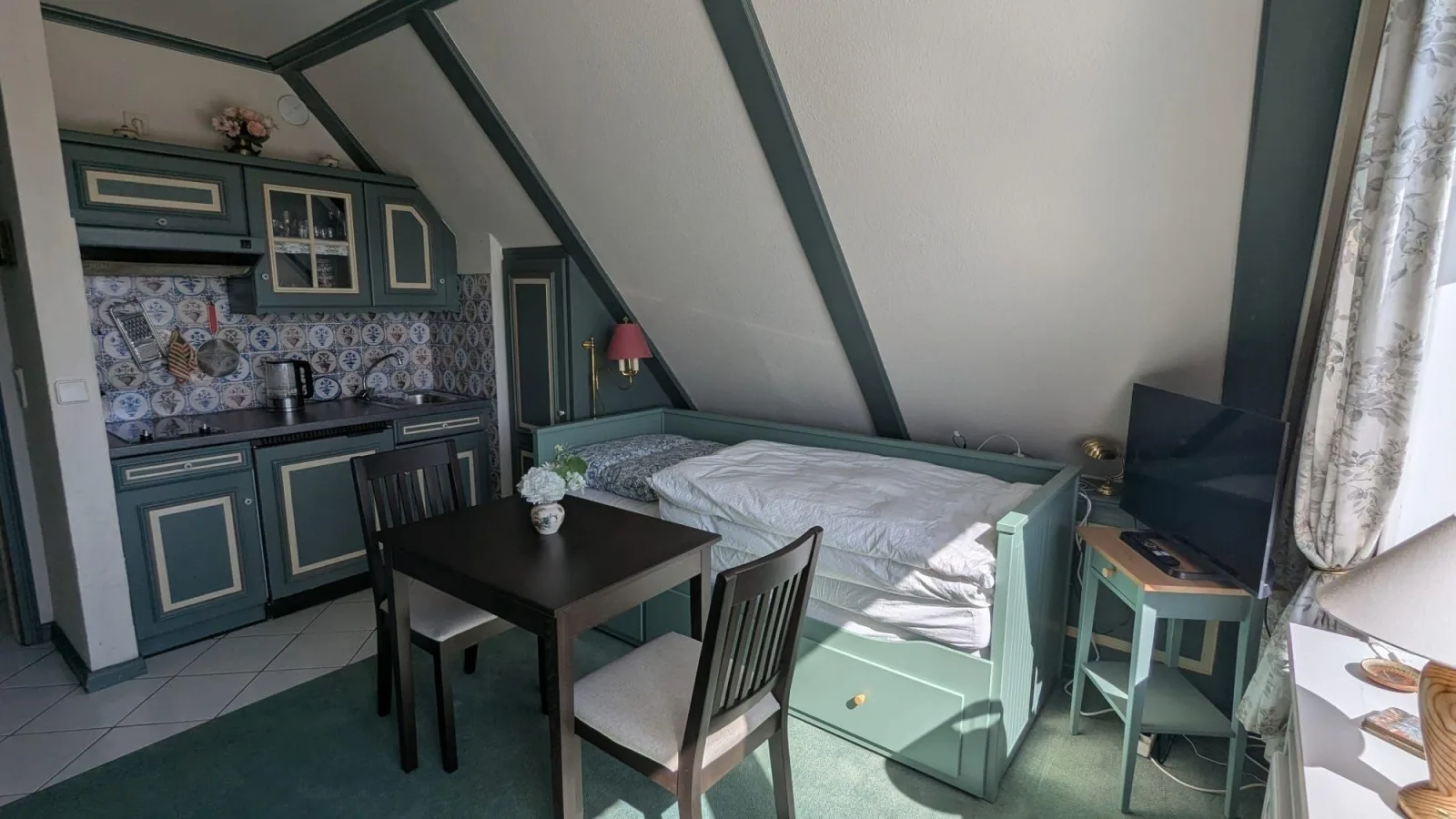 Mini-Wohnung mit Dachschräge im friesischen Stil