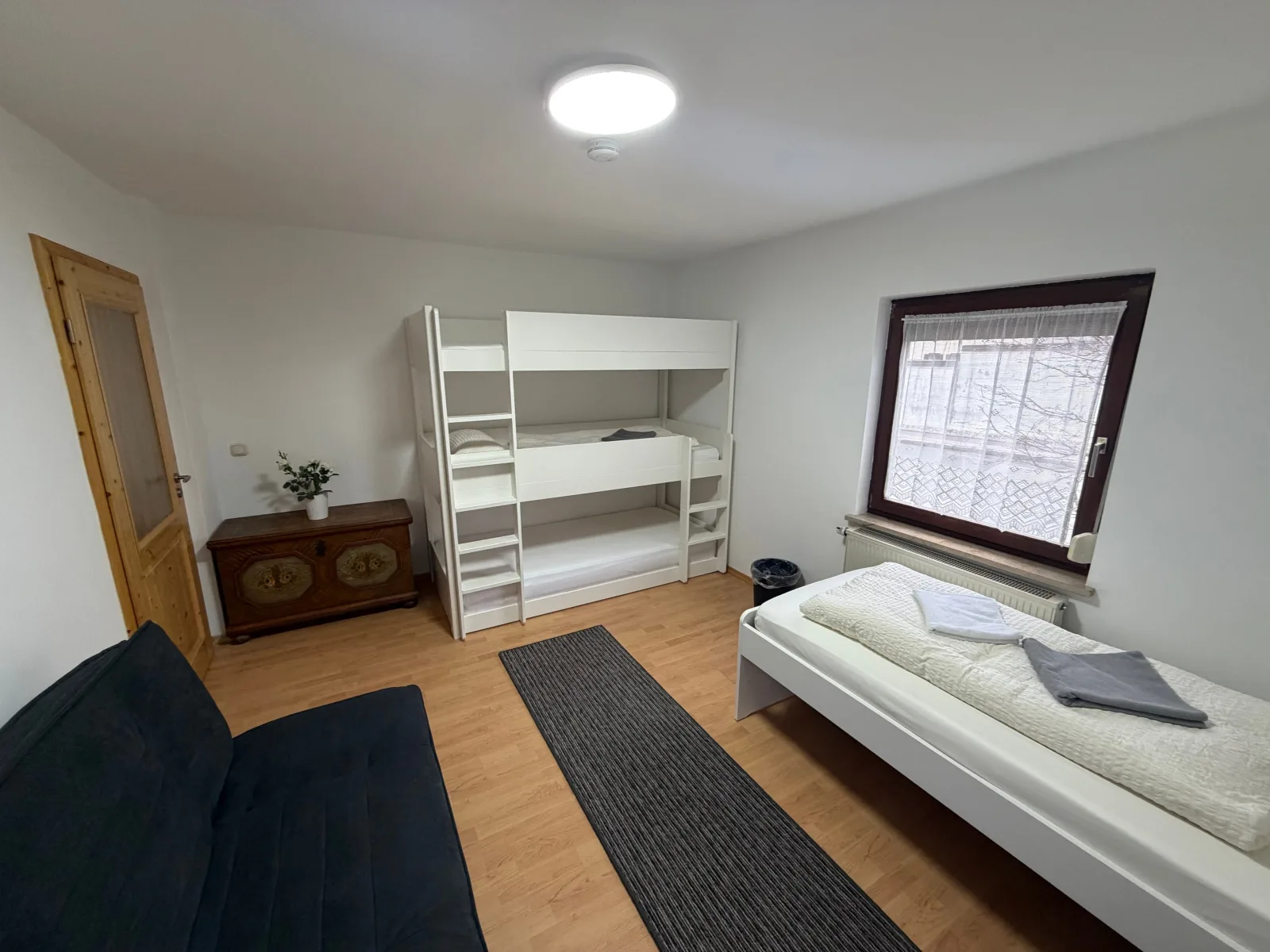 3 Zimmer/ Ruhiges Apartment mit Terrasse: Tor zu den Alpen & München (EG-L)