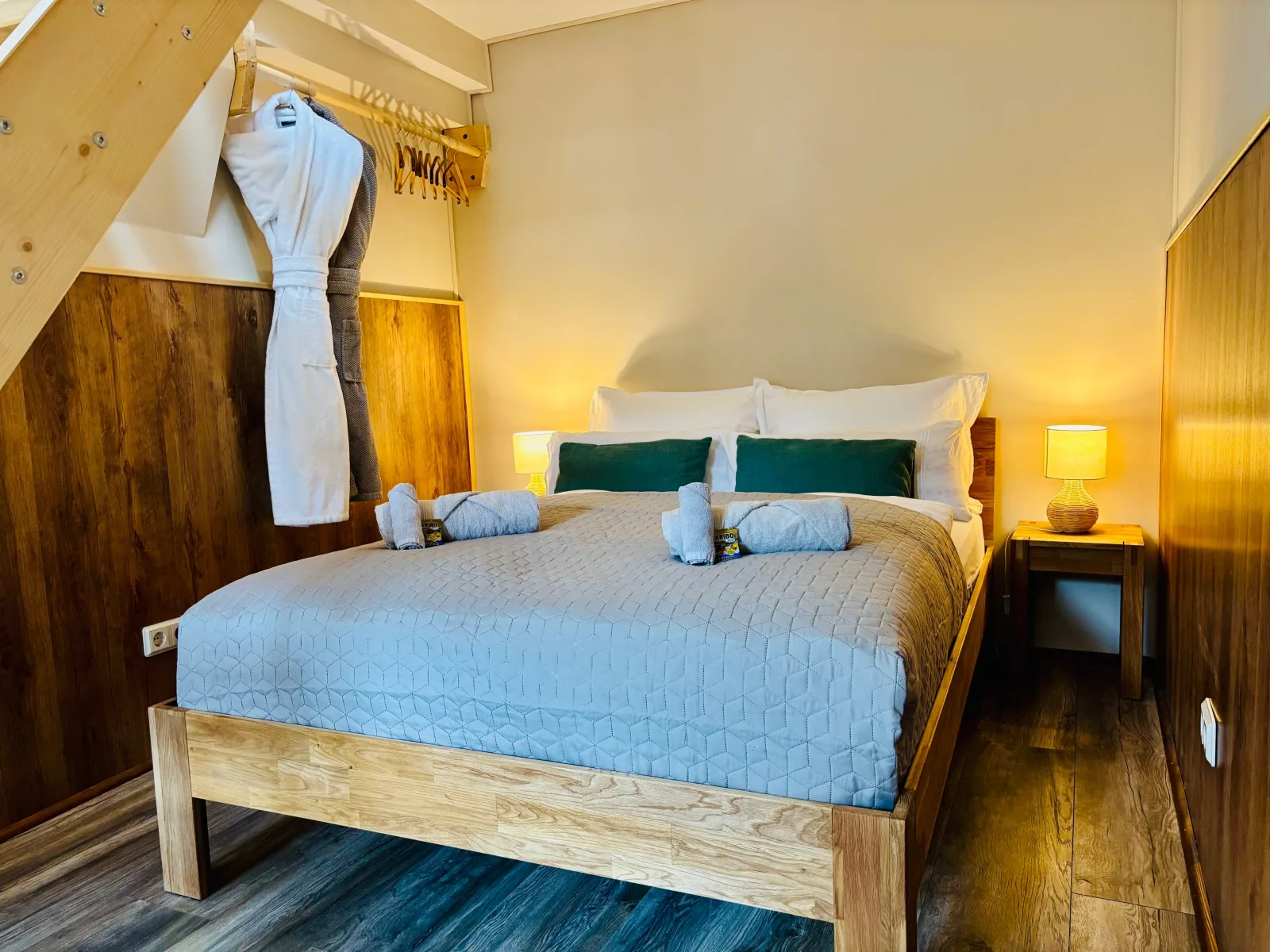 AyCatcherHomes - Mira | Old Town | 3BR Loft | 9 Guests