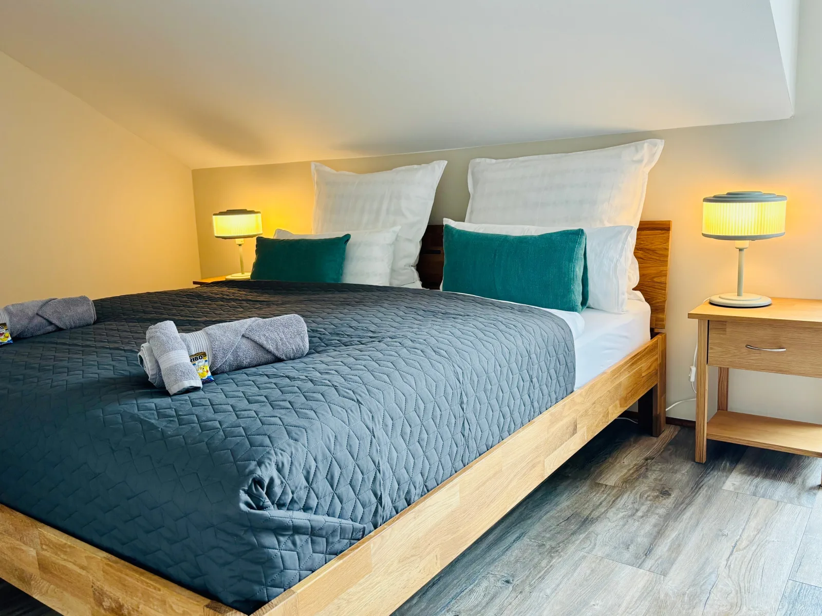 AyCatcherHomes - Mira | Old Town | 3BR Loft | 9 Guests