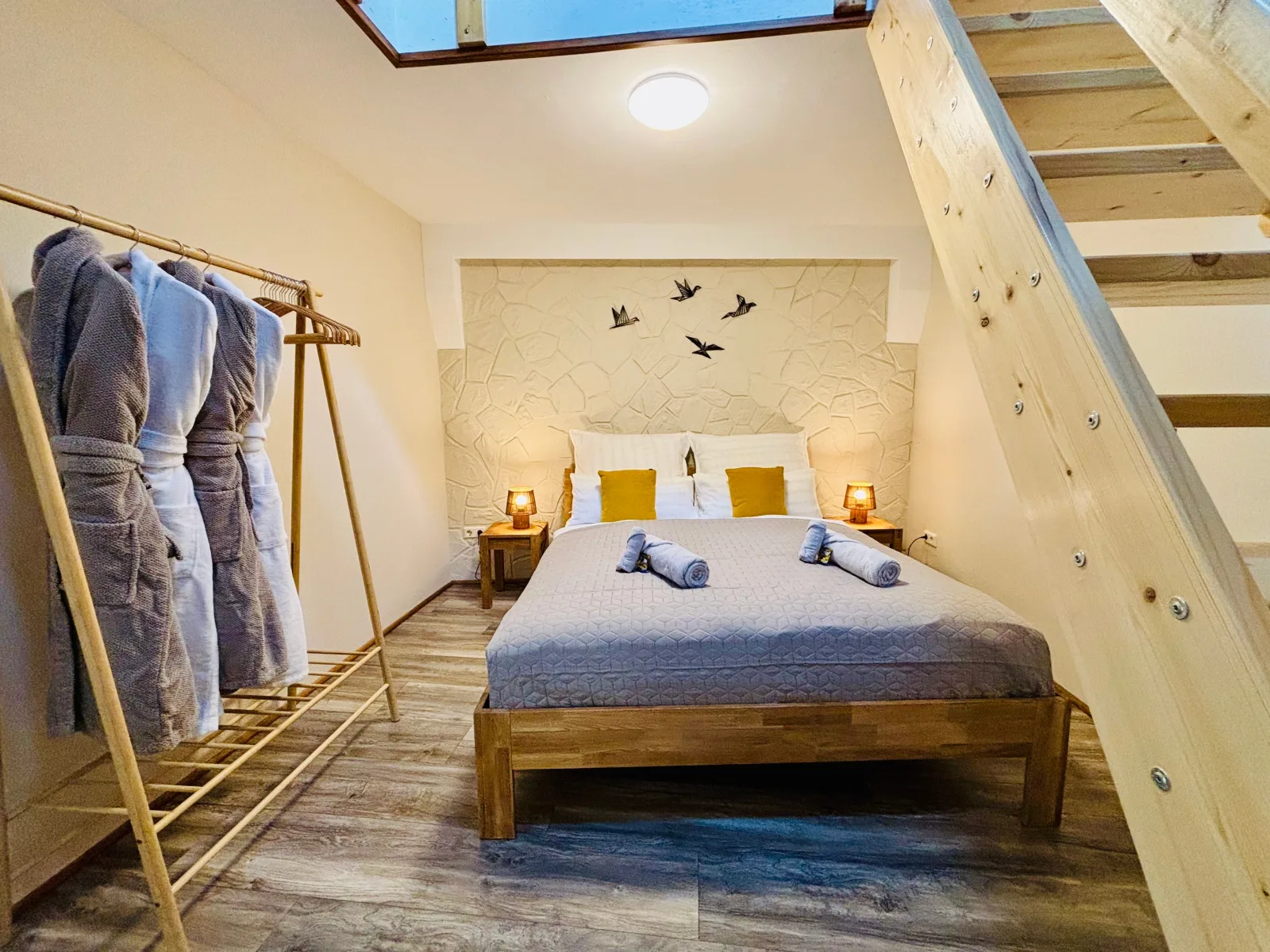 AyCatcherHomes - Mira | Old Town | 3BR Loft | 9 Guests