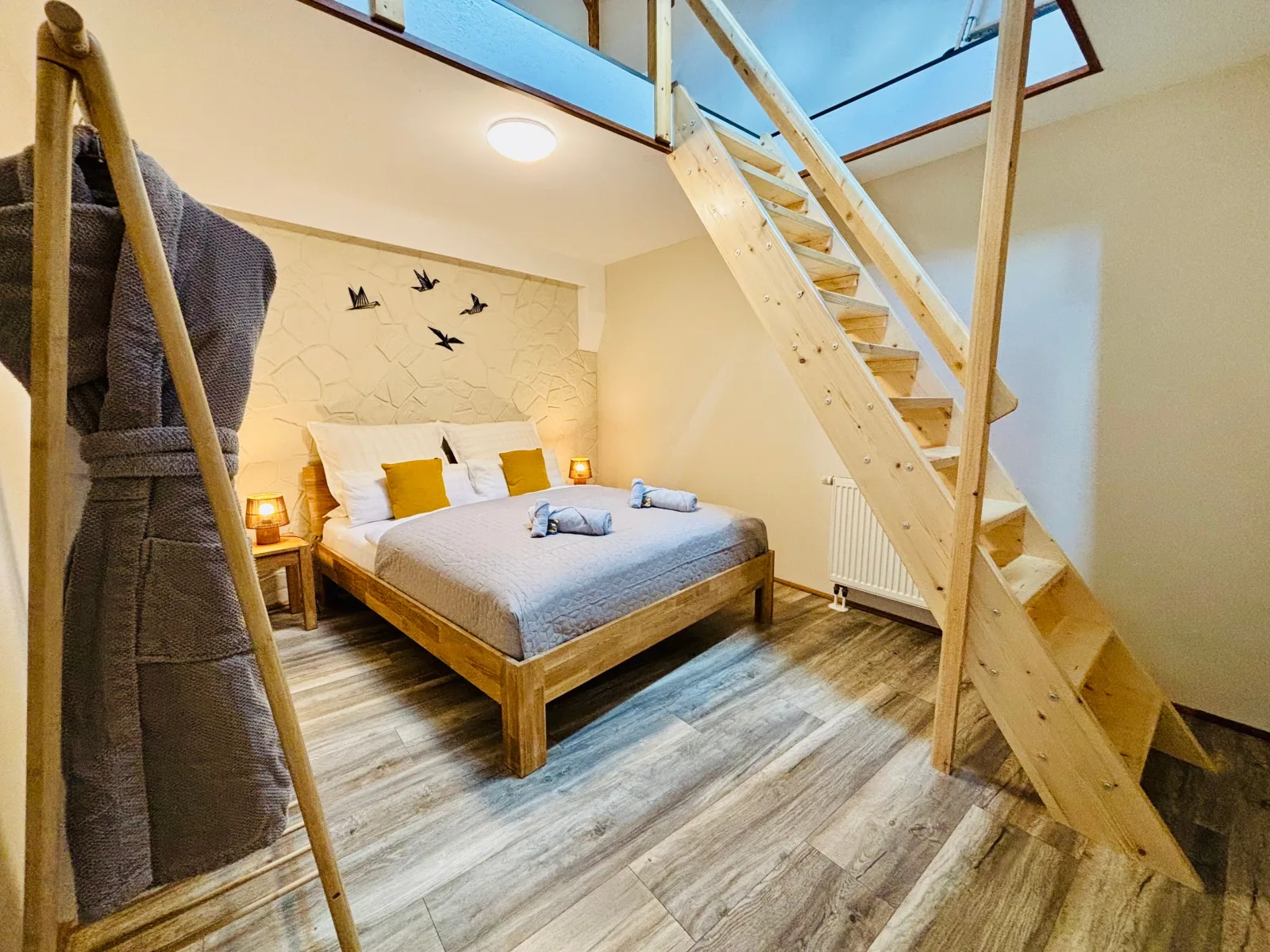 AyCatcherHomes - Mira | Old Town | 3BR Loft | 9 Guests