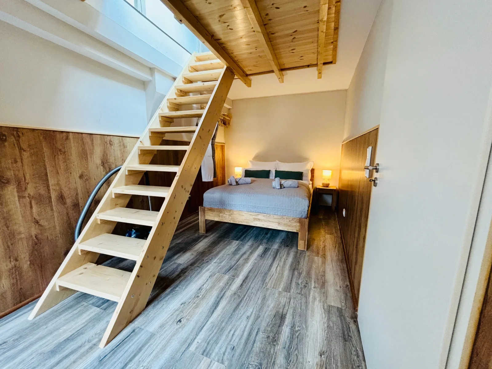 AyCatcherHomes - Mira | Old Town | 3BR Loft | 9 Guests