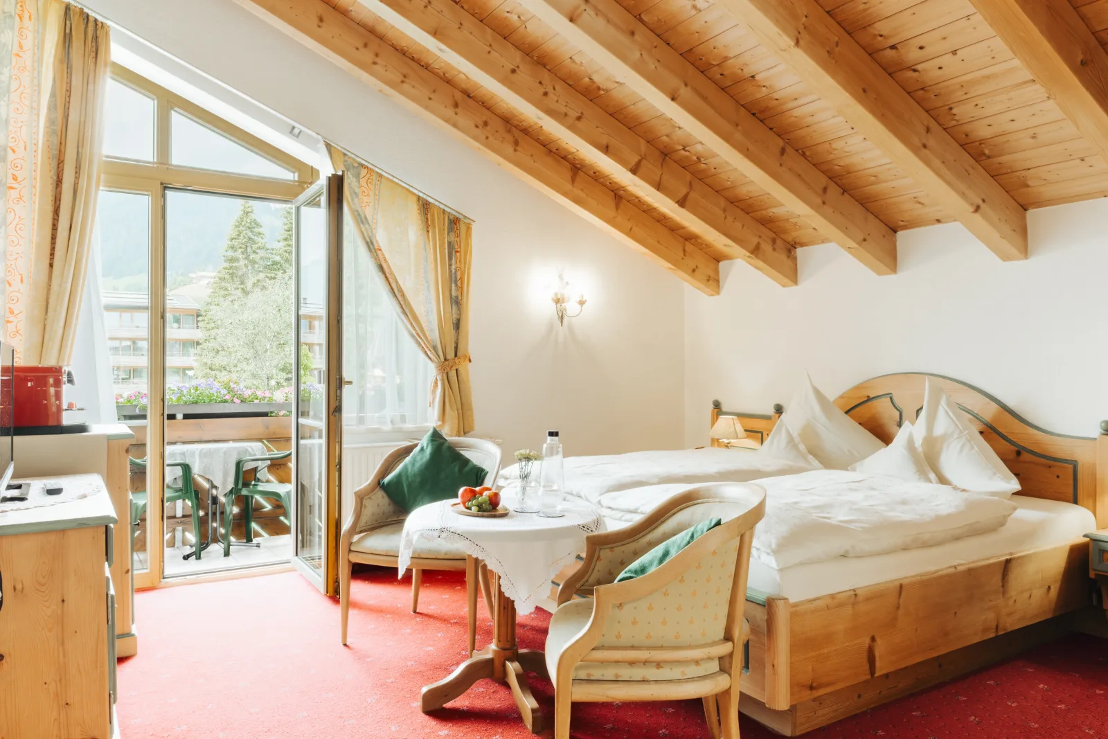 Doppelzimmer mit Bergblick im Gästehaus Büchele Kleinwalsertal