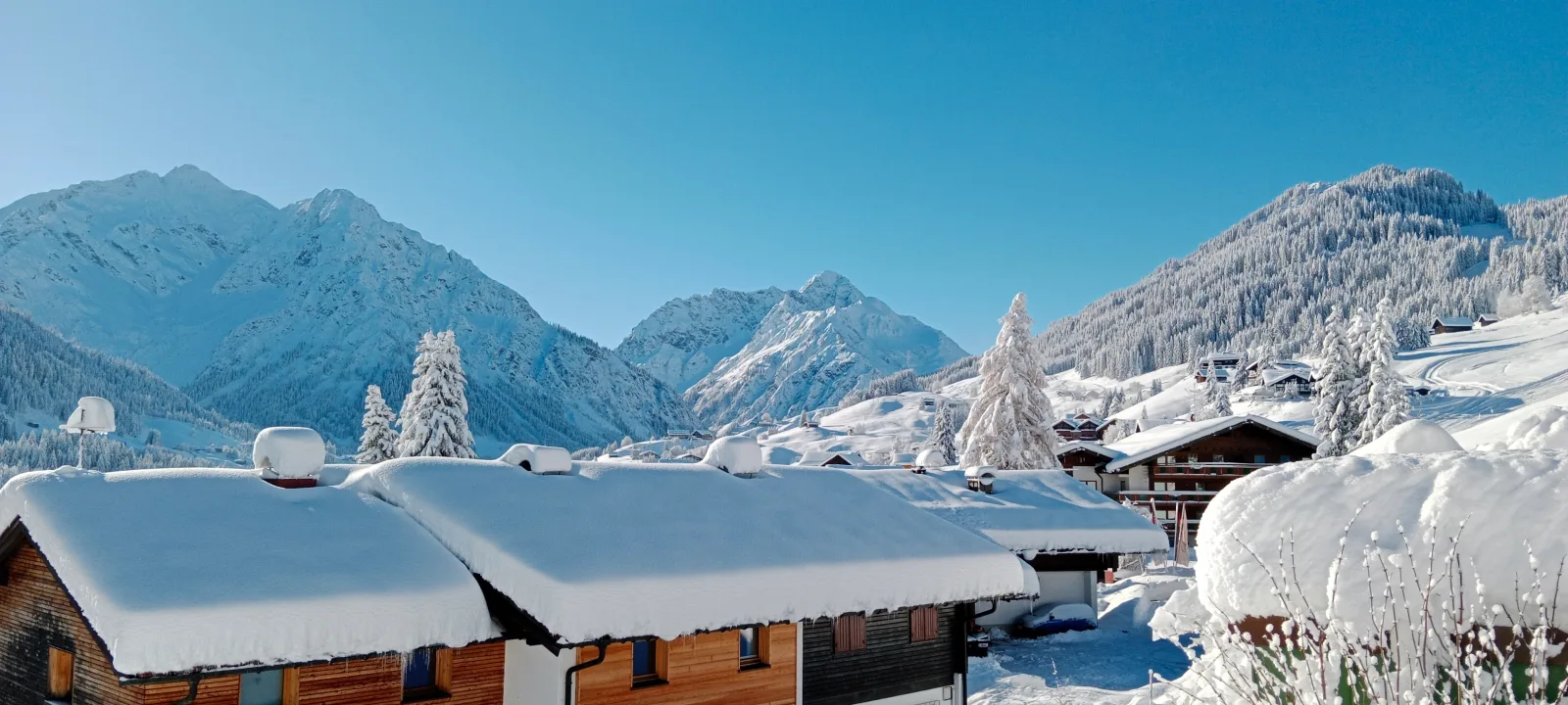 Doppelzimmer mit Bergblick im Gästehaus Büchele Kleinwalsertal