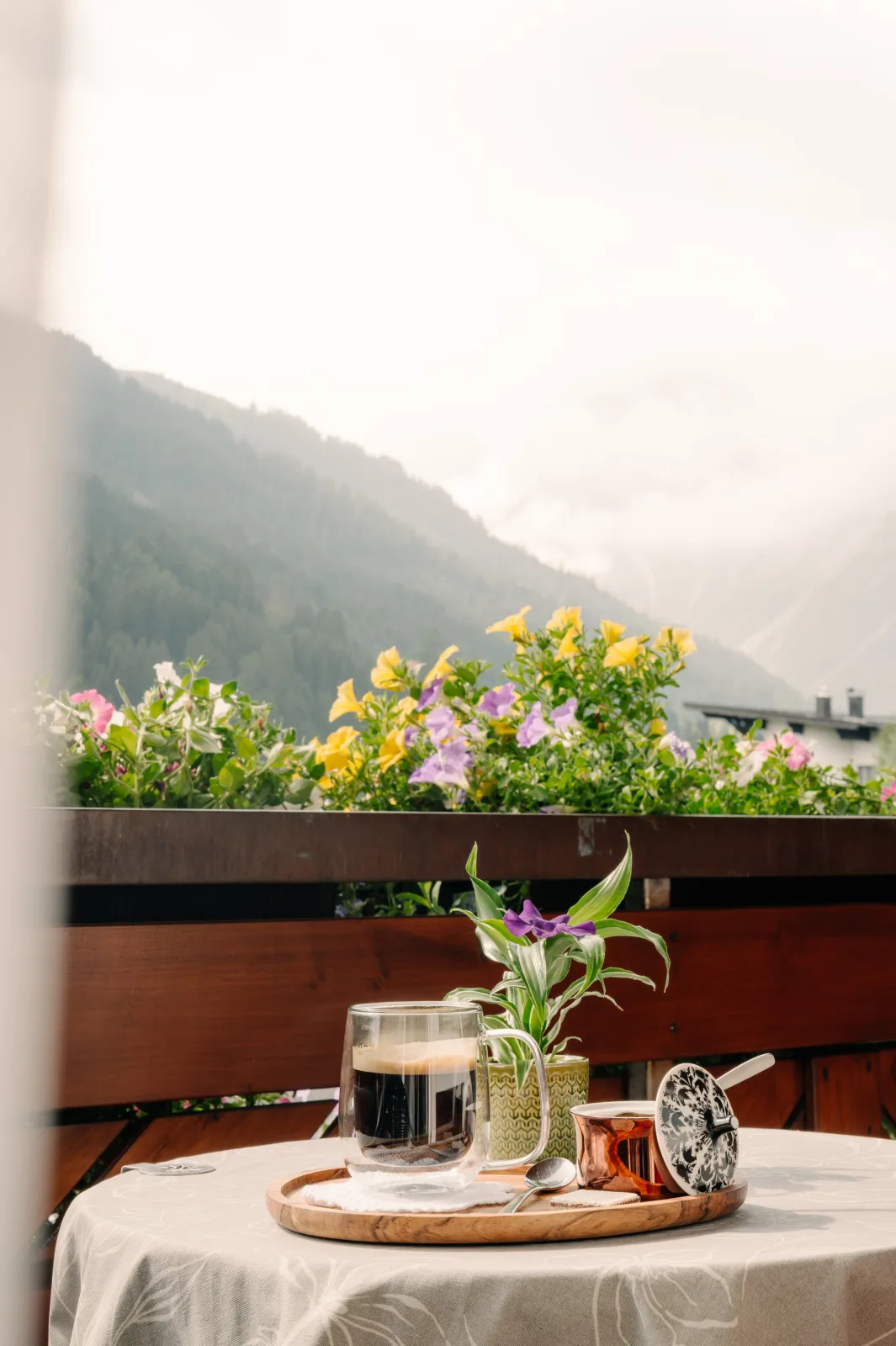 Doppelzimmer mit Bergblick im Gästehaus Büchele Kleinwalsertal