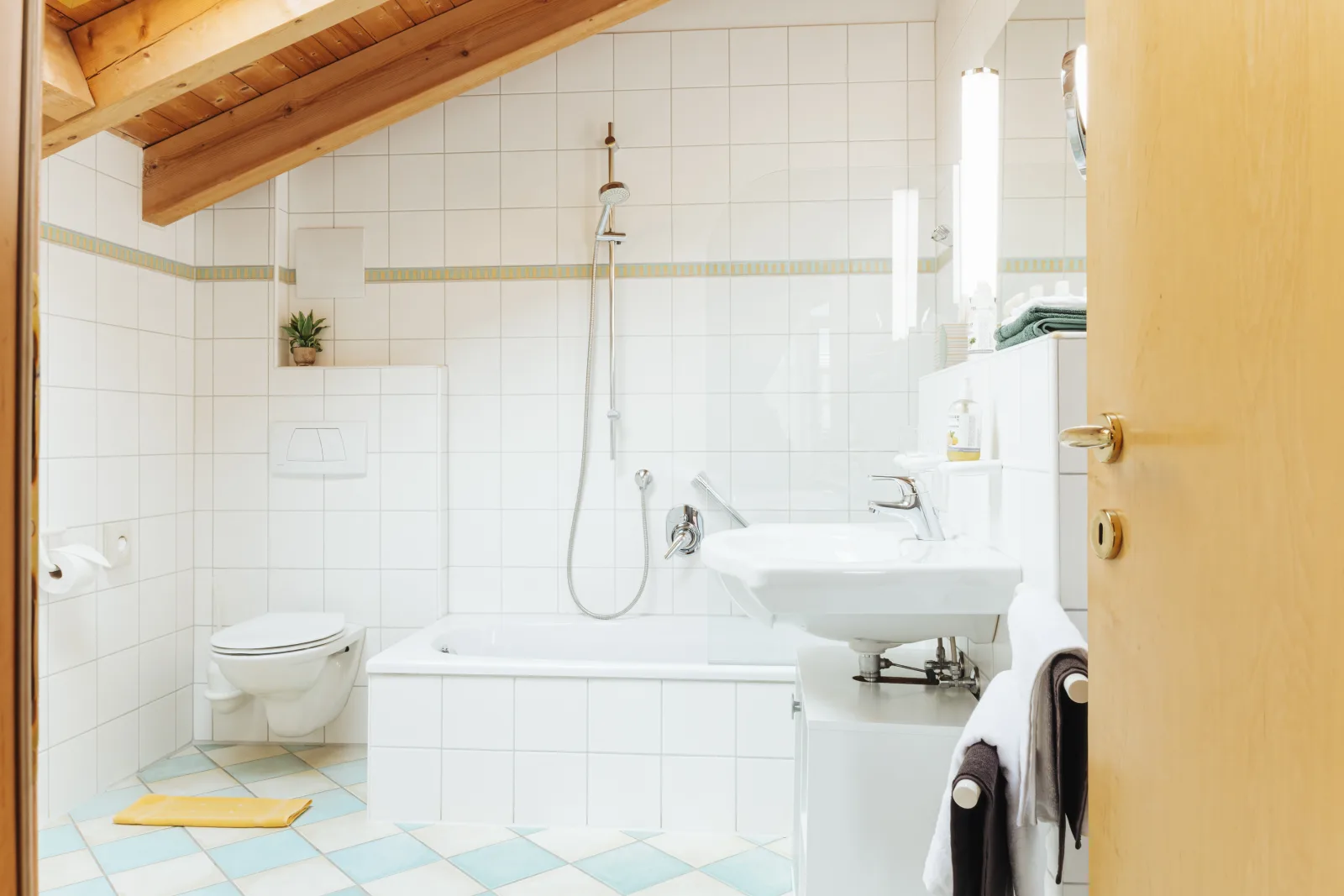 Doppelzimmer mit Bergblick im Gästehaus Büchele Kleinwalsertal